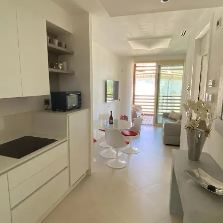 Sea View Embassy Apartment *