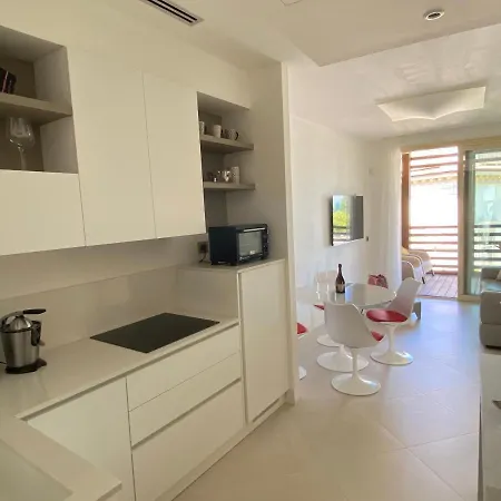 Sea View Embassy דירה *